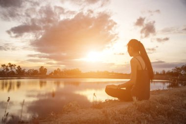 Genç kadın onun başarı, hayatta başarı kavramı için kaldırsın.