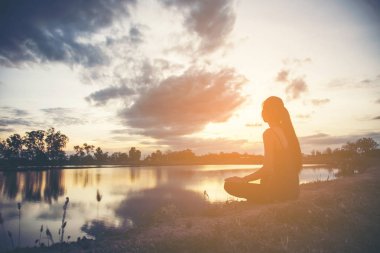 Genç kadın onun başarı, hayatta başarı kavramı için kaldırsın.