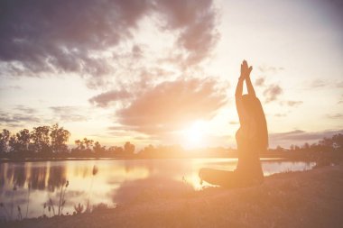 Genç kadın onun başarı, hayatta başarı kavramı için kaldırsın.
