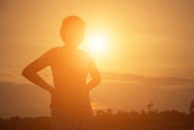 gün batımında siluet genç kadın