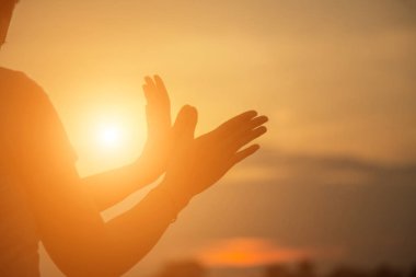 Güneş için eller şekilli.