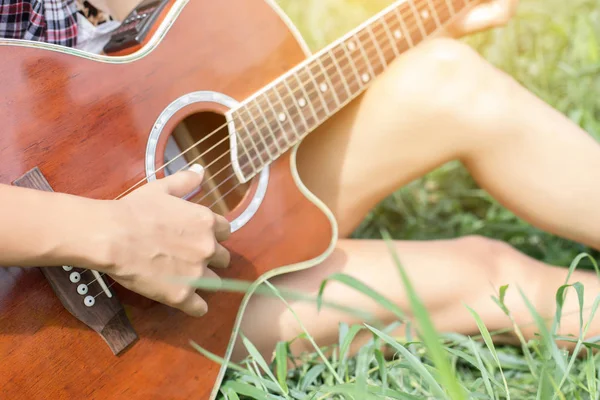 Jonge Hipster Meisje Zit Een Gitaar Spelen Zingen — Stockfoto