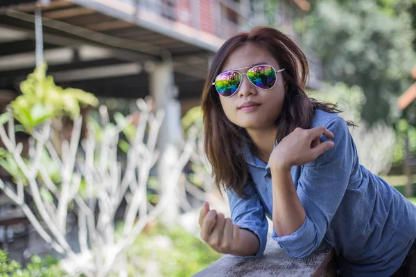 Portret Van Jonge Hipster Vrouw Ontspannen Een Balkon Een Zonnige — Stockfoto