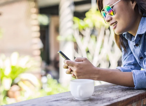 Genç hippi kadını rahatlatıcı bir balkonda güneşli bir yaz portresi. Gülümseyen doğa ile keyfini çıkarın.