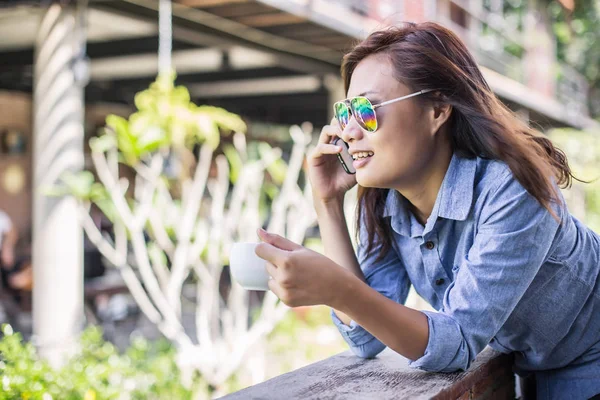 Ritratto Giovane Hipster Che Rilassa Balcone Estate Soleggiata Sorridente Godere — Foto Stock