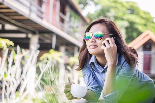 Ritratto Giovane Hipster Che Rilassa Balcone Estate Soleggiata Sorridente Godere — Foto Stock