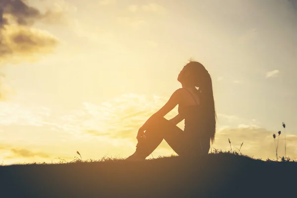 Droevige Depressieve Vrouw Die Alleen Zit — Stockfoto