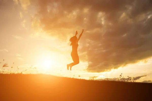 Mujer Silueta Saltar Con Feliz — Foto de Stock