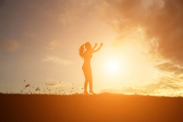 Silhouette Frau Springen Mit Glücklich — Stockfoto