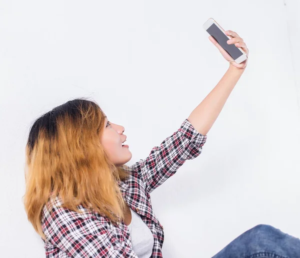 Felice Giovane Hipster Donna Scattare Foto Selfie Smartphone Sfondo Bianco — Foto Stock