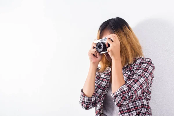 Joven Hermosa Mujer Hipster Con Una Vieja Cámara Retro —  Fotos de Stock