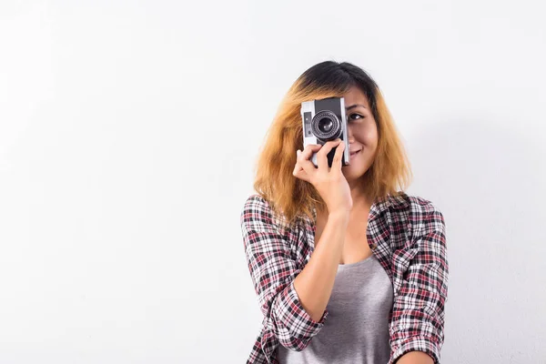 Jonge Mooie Hipster Vrouw Met Een Oude Retro Camera — Stockfoto