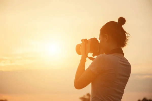 剪影摄影师妇女在日落 — 图库照片