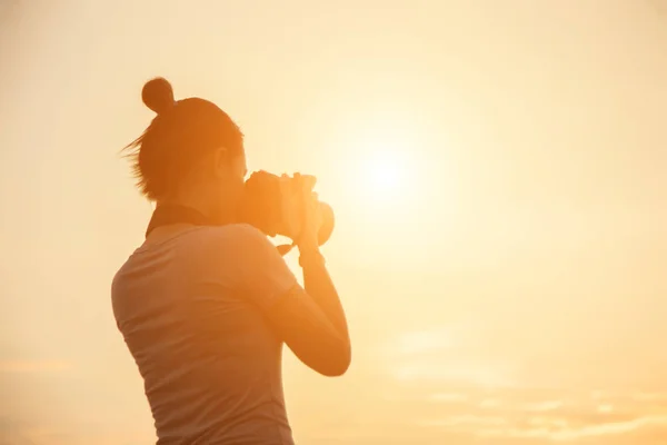 Silueta Fotógrafa Mujer Puesta Del Sol —  Fotos de Stock