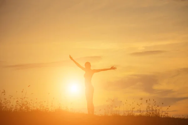 Silhouette Einer Betenden Frau Über Schönen Himmelshintergrund — Stockfoto