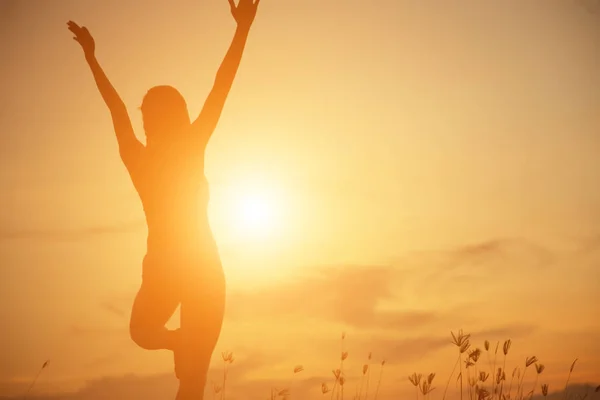 Silhouet Van Vrouw Bidden Prachtige Lucht Achtergrond — Stockfoto