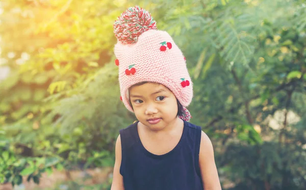 Mor çiçek alan güneş gün arasında duran küçük şirin Asyalı kız. Doğa ile zevk özgürlük.