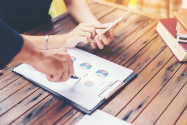 İş ekibi ofiste otururken dizüstü bilgisayarda çalışıyor. İş adamları.