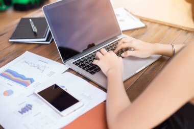 İş ekibi ofiste otururken dizüstü bilgisayarda çalışıyor. İş adamları.