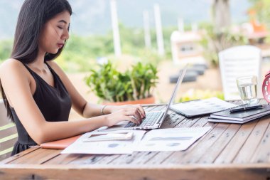 İş ekibi ofiste otururken dizüstü bilgisayarda çalışıyor. İş adamları.