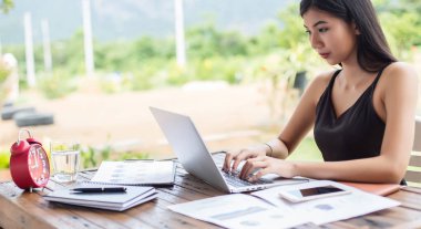 İş ekibi ofiste otururken dizüstü bilgisayarda çalışıyor. İş adamları.