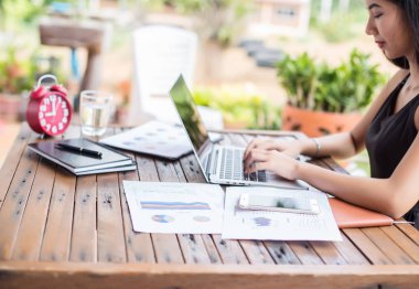 İş ekibi ofiste otururken dizüstü bilgisayarda çalışıyor. İş adamları.