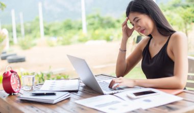 İş ekibi ofiste otururken dizüstü bilgisayarda çalışıyor. İş adamları.