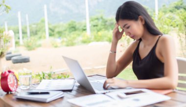 İş ekibi ofiste otururken dizüstü bilgisayarda çalışıyor. İş adamları.