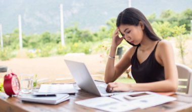 İş ekibi ofiste otururken dizüstü bilgisayarda çalışıyor. İş adamları.
