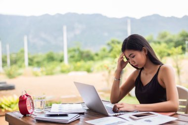 İş ekibi ofiste otururken dizüstü bilgisayarda çalışıyor. İş adamları.