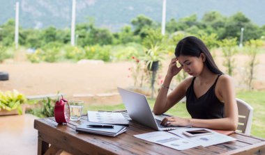 İş ekibi ofiste otururken dizüstü bilgisayarda çalışıyor. İş adamları.