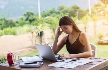 İş ekibi ofiste otururken dizüstü bilgisayarda çalışıyor. İş adamları.