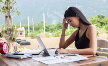 İş ekibi ofiste otururken dizüstü bilgisayarda çalışıyor. İş adamları.