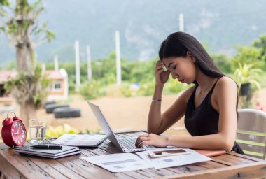 İş ekibi ofiste otururken dizüstü bilgisayarda çalışıyor. İş adamları.