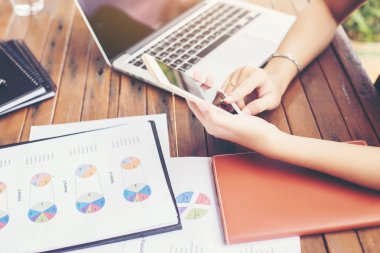 İş ekibi ofiste otururken dizüstü bilgisayarda çalışıyor. İş adamları.