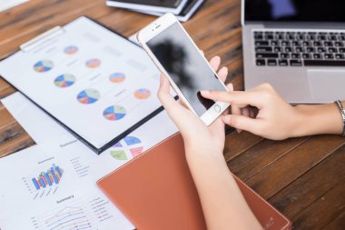 İş ekibi ofiste otururken dizüstü bilgisayarda çalışıyor. İş adamları.