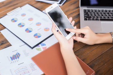 İş ekibi ofiste otururken dizüstü bilgisayarda çalışıyor. İş adamları.