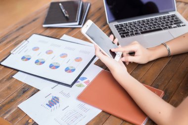 İş ekibi ofiste otururken dizüstü bilgisayarda çalışıyor. İş adamları.