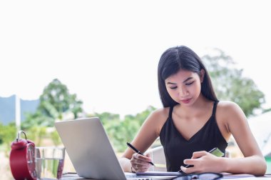 İş ekibi ofiste otururken dizüstü bilgisayarda çalışıyor. İş adamları.