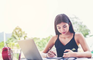 İş ekibi ofiste otururken dizüstü bilgisayarda çalışıyor. İş adamları.