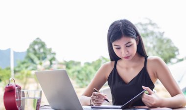 İş ekibi ofiste otururken dizüstü bilgisayarda çalışıyor. İş adamları.