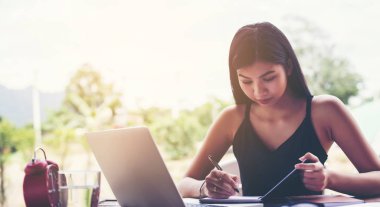 İş ekibi ofiste otururken dizüstü bilgisayarda çalışıyor. İş adamları.