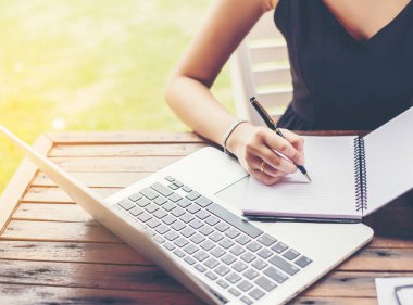 İş ekibi ofiste otururken dizüstü bilgisayarda çalışıyor. İş adamları.