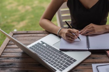 İş ekibi ofiste otururken dizüstü bilgisayarda çalışıyor. İş adamları.