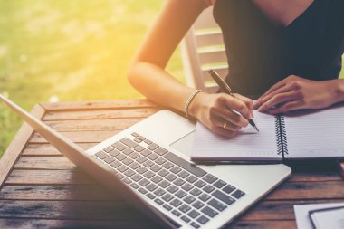 İş ekibi ofiste otururken dizüstü bilgisayarda çalışıyor. İş adamları.