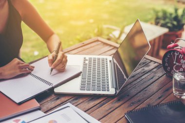 İş ekibi ofiste otururken dizüstü bilgisayarda çalışıyor. İş adamları.