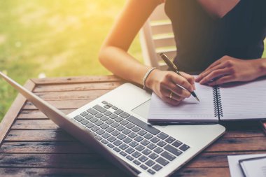 İş ekibi ofiste otururken dizüstü bilgisayarda çalışıyor. İş adamları.