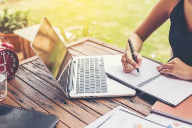 İş ekibi ofiste otururken dizüstü bilgisayarda çalışıyor. İş adamları.