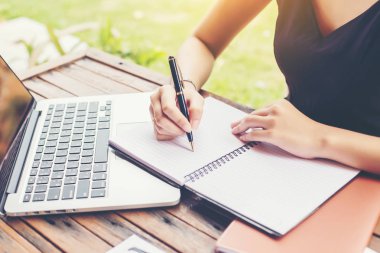 İş ekibi ofiste otururken dizüstü bilgisayarda çalışıyor. İş adamları.