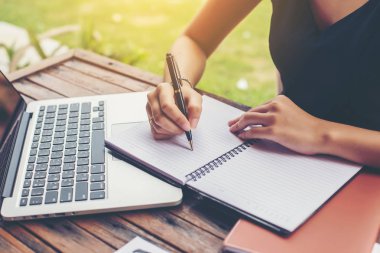 İş ekibi ofiste otururken dizüstü bilgisayarda çalışıyor. İş adamları.